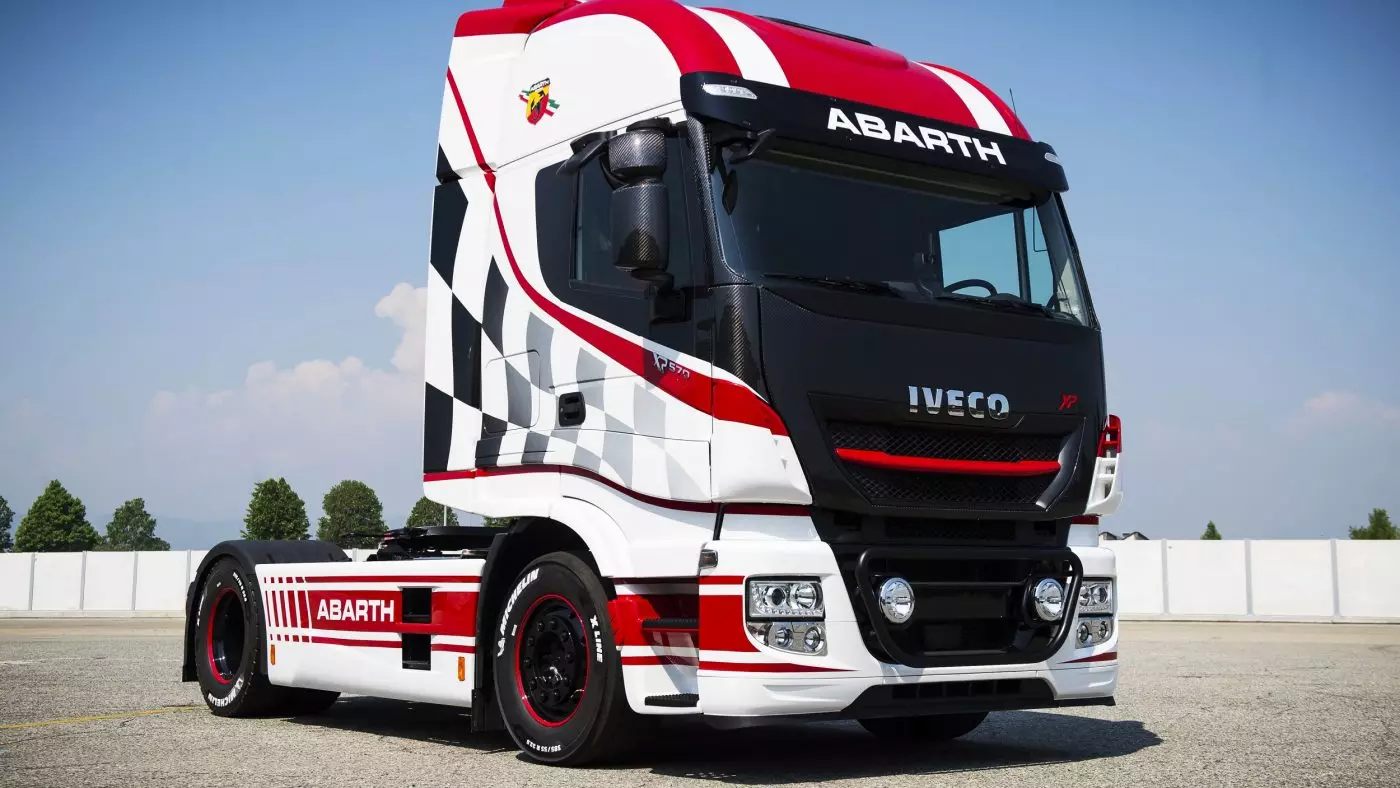 Iveco Abarth-ekin bat egiten da. Ezkontza horretatik sortu zen Stralis XP Abarth kamioia 10078_3