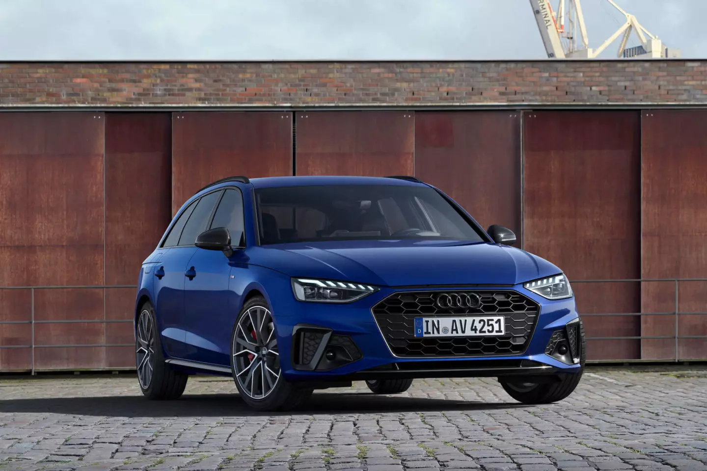 Audi A4 Avant S kompetisi tambah