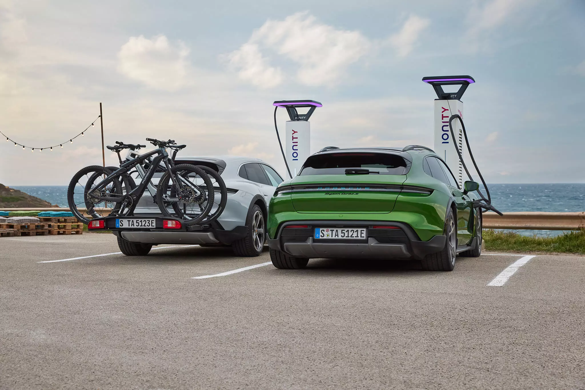 „Porsche Taycan Cross Tour“.