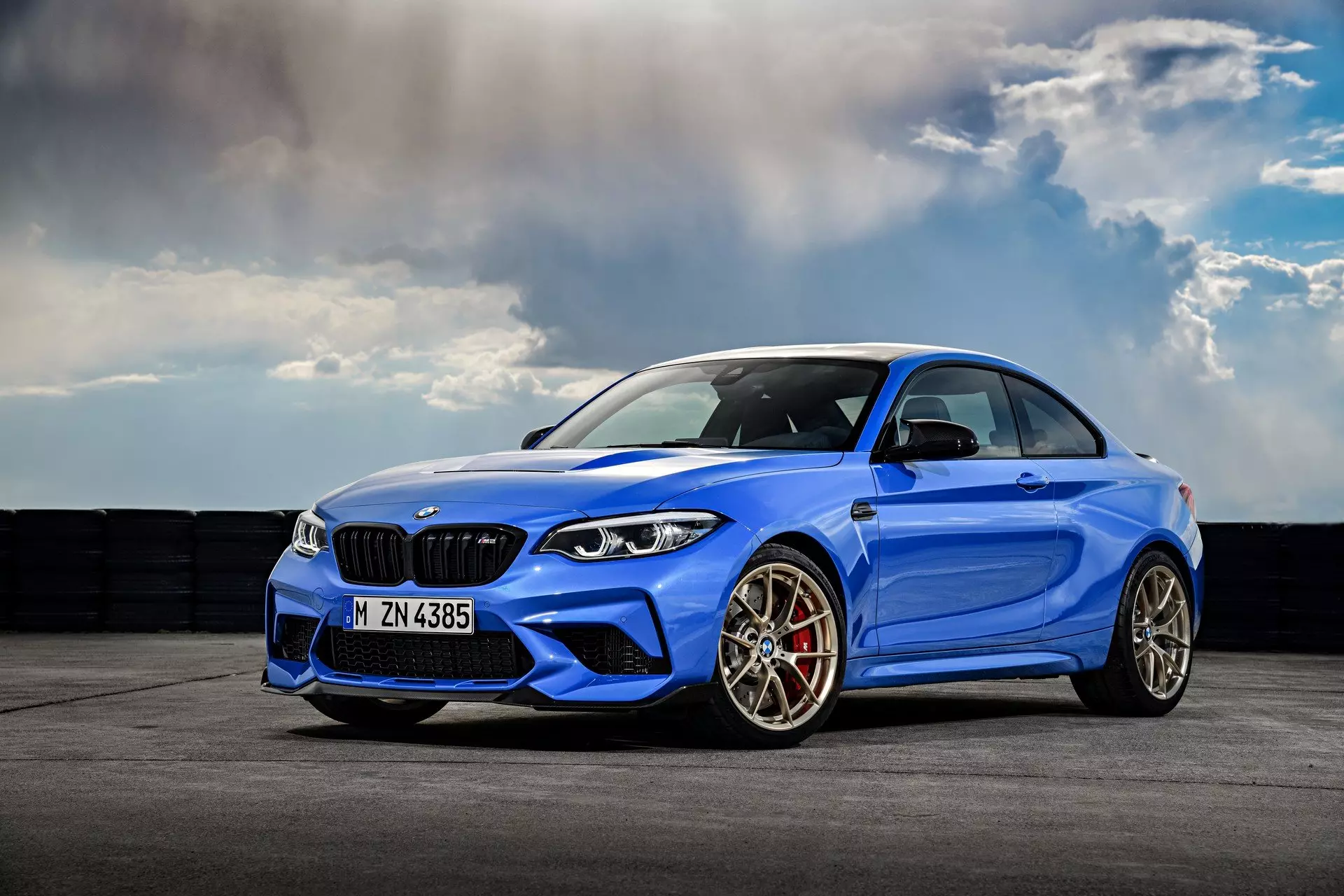 سيارة BMW M2 CS