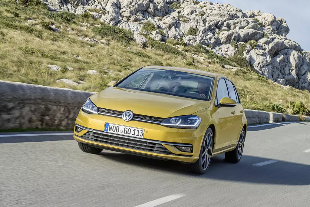 “Volkswagen Golf”. 7.5 nesliň esasy täze aýratynlyklary 10288_2