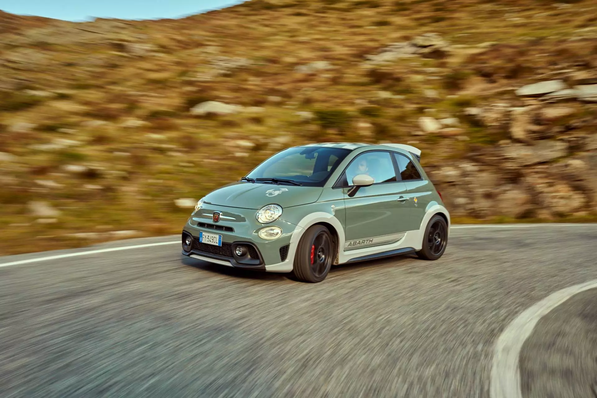 Abarth 695 pen-blwydd yn 70 oed