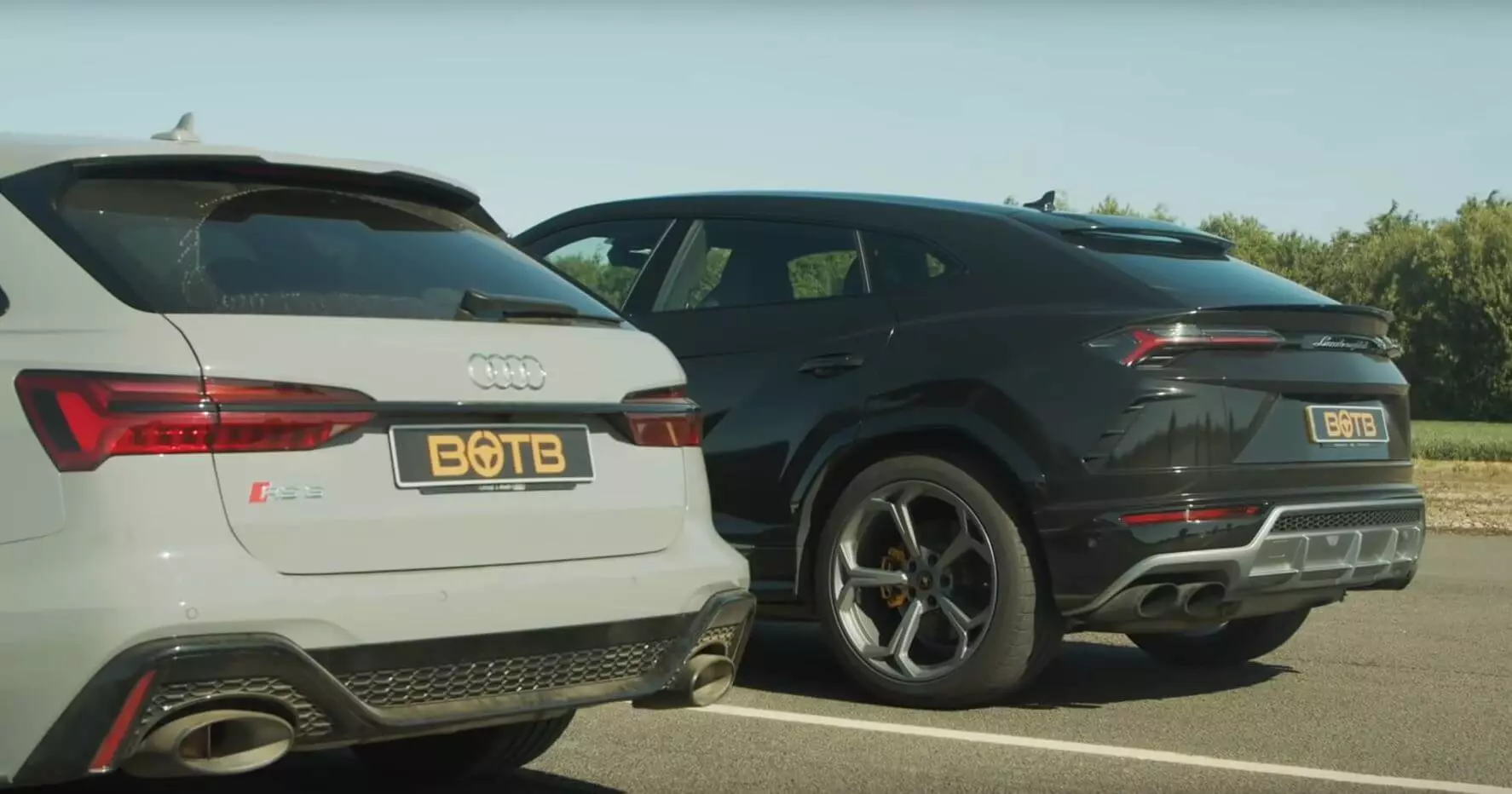 Course de dragsters Audi RS6 Avant et Lamborghini Urus