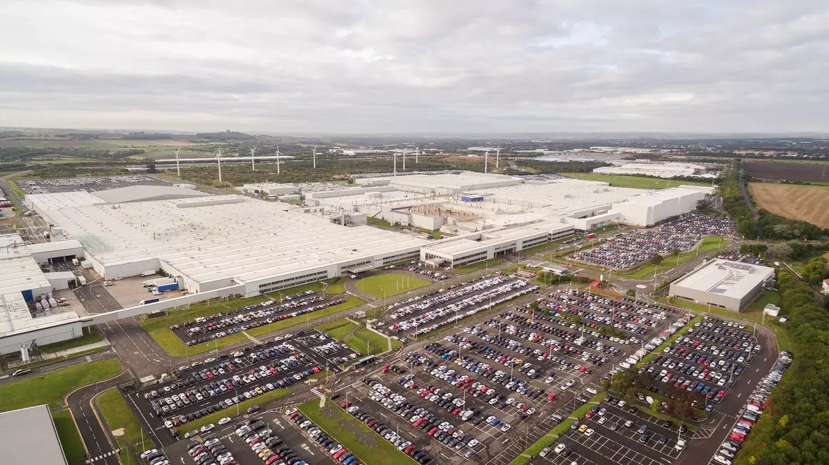 Nissan İngiltərədəki konsert fabriki və yeni elektrik krossoverini elan edir