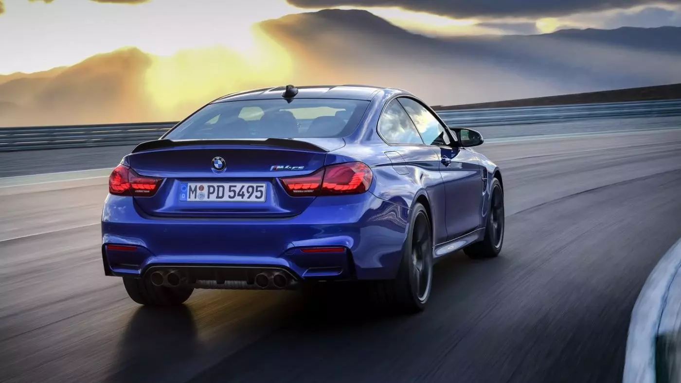 سيارة BMW M4 CS