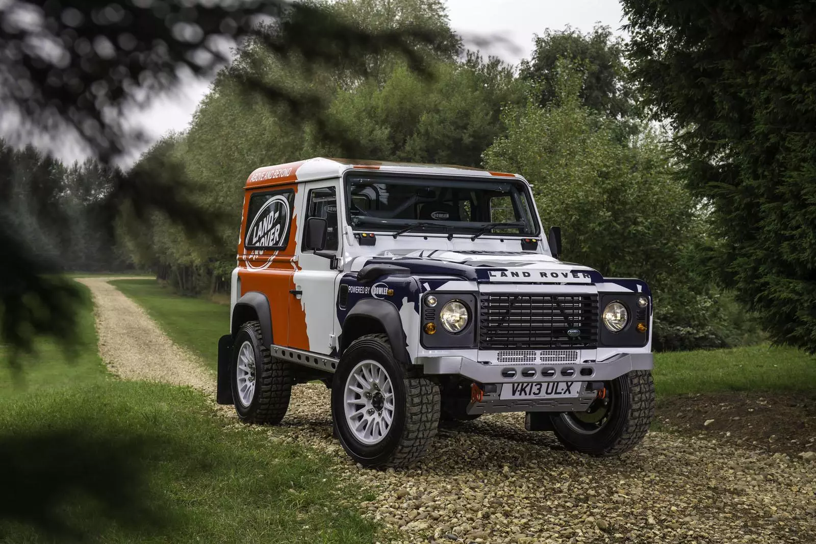 Land Rover Rêzeya Rally ya Defender Challenge pêşkêşî dike