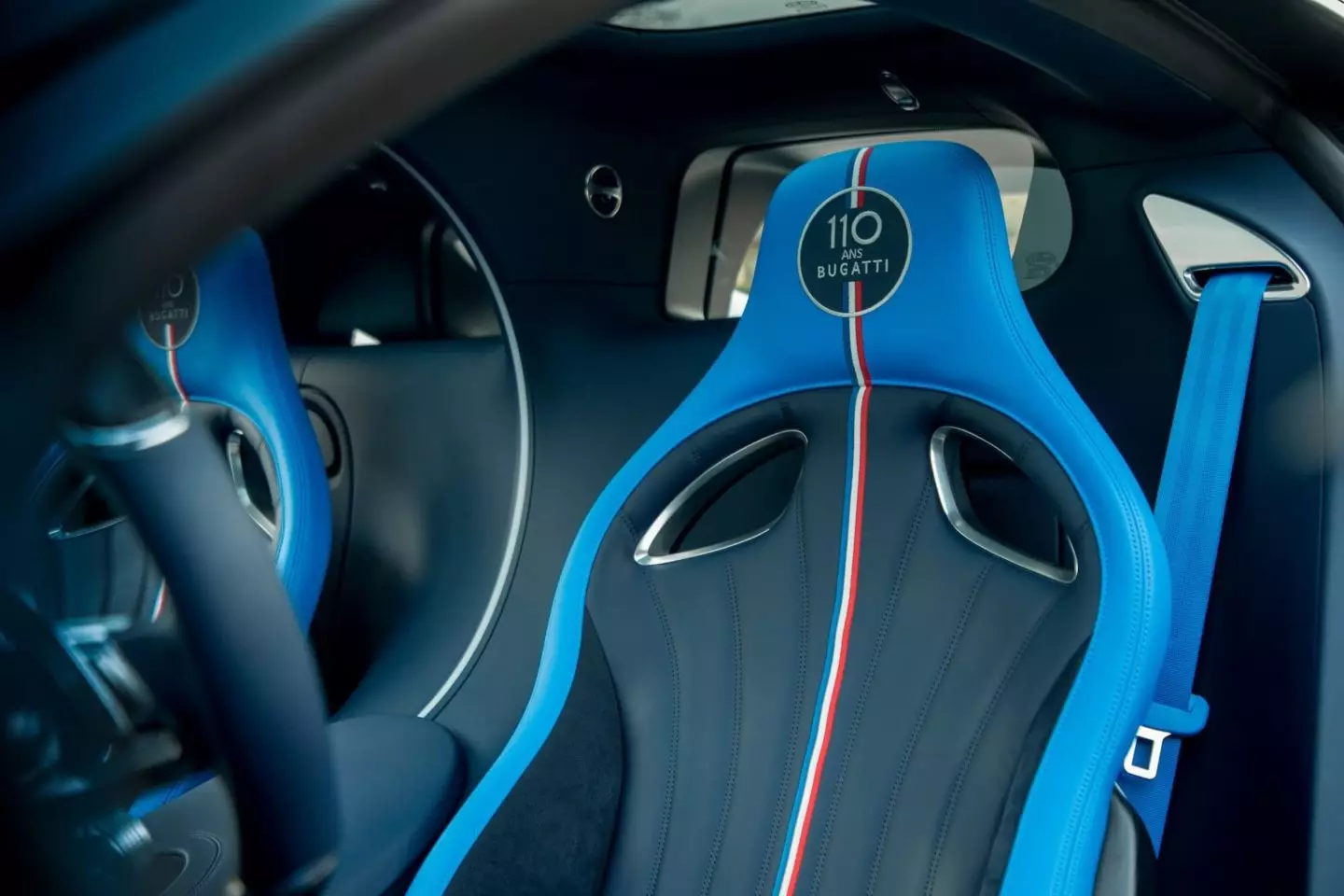 Bugatti Chiron Sport „110 ans Bugatti”: o sărbătoare foarte patriotică 10682_2