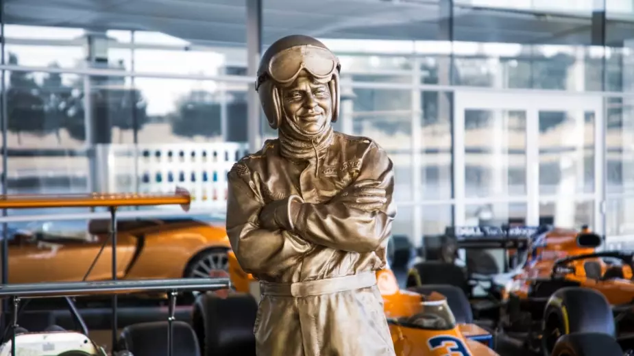 Bruce McLaren ovekovečen s kipom na sedežu McLarna