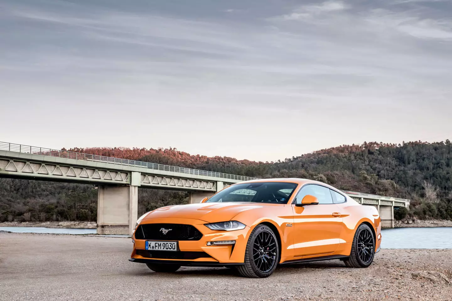 „Ford Mustang GT V8 Fastback“.