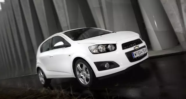 Chevrolet Aveo: Toerana dokam-barotra tany am-boalohany sy manavao 11142_1