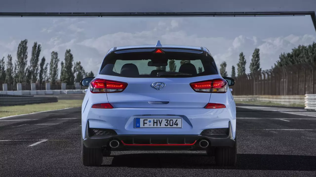 Nouvo timoun yo nan klas la. Hyundai i30 N, SEAT Leon Cupra R ak Renault Mégane RS 11176_5