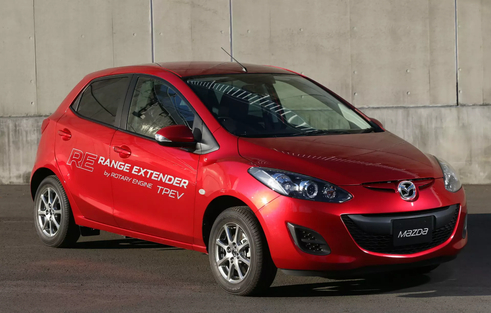 2013 Mazda2 EV رینج ایکسٹینڈر کے ساتھ