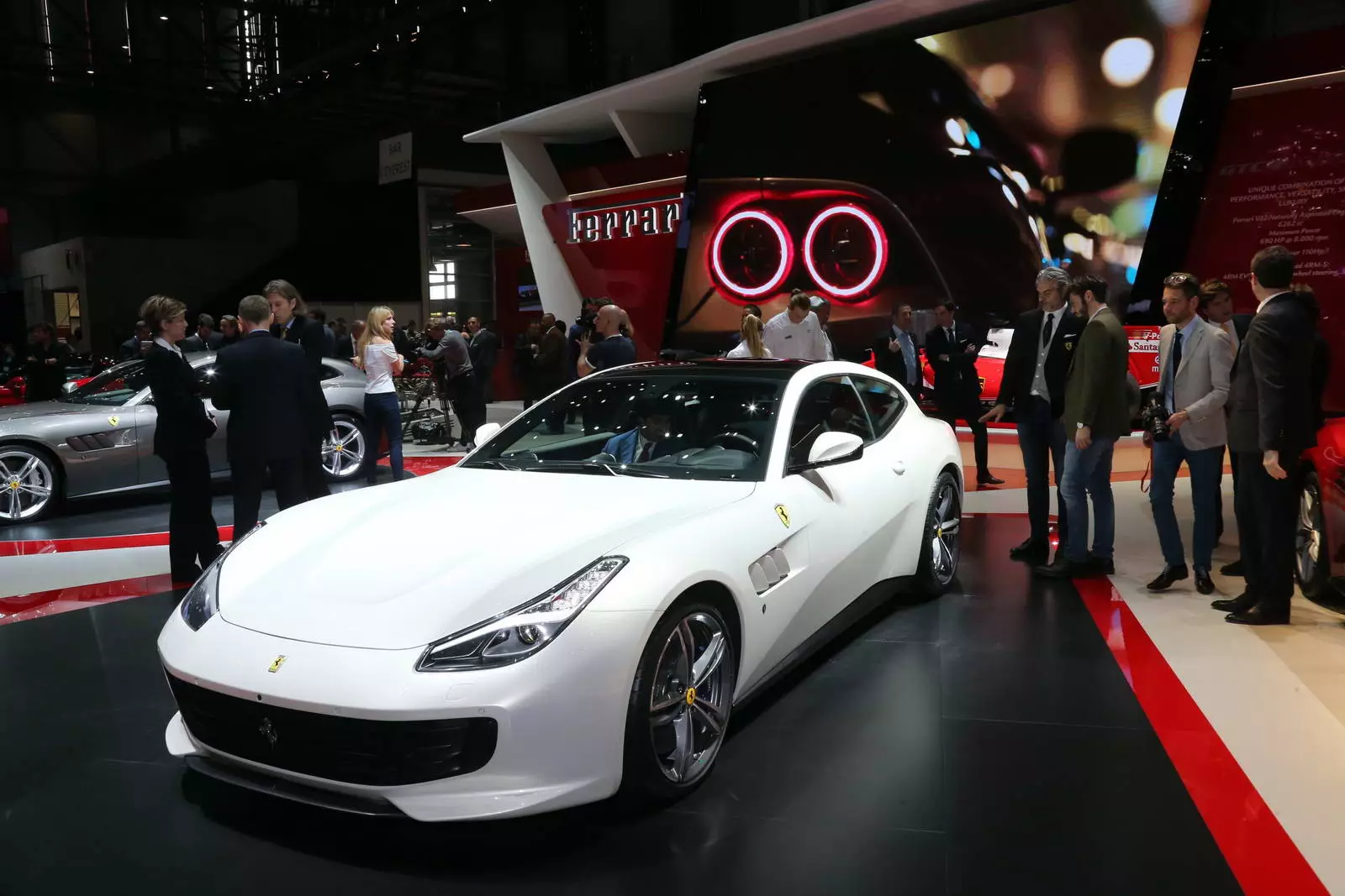 Ferrari GTC4Lusso: задвижващият се на всички колела 