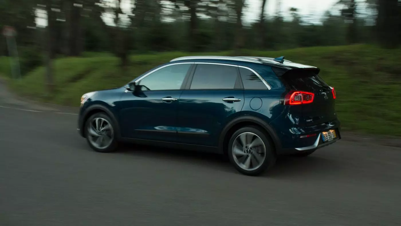 Kia Niro HEV al aire libre