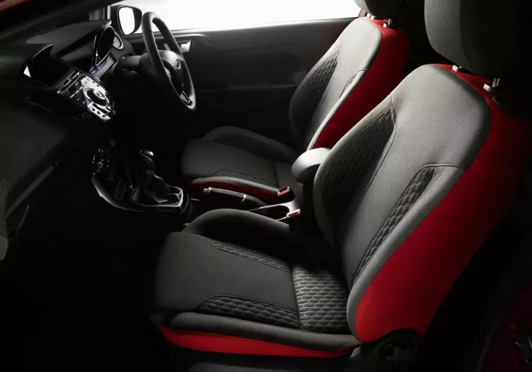 Ford_fiesta_red_black_2014_8