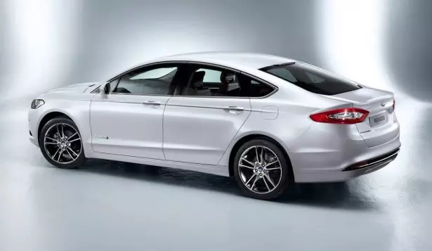 Ford Mondeo 2013 is gefokt uit Aston Martin 11536_1