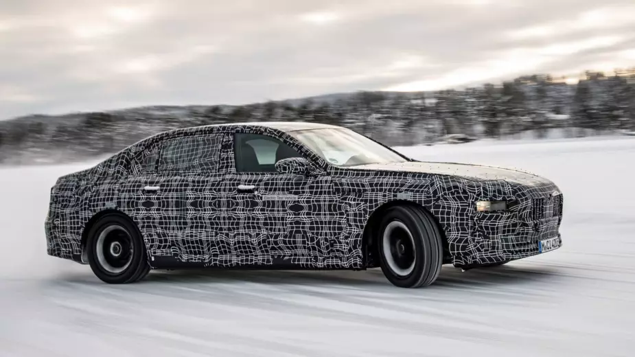 BMW i7. इलेक्ट्रिक 7 मालिकेतील पहिल्या अधिकृत प्रतिमा, परंतु तरीही छद्म
