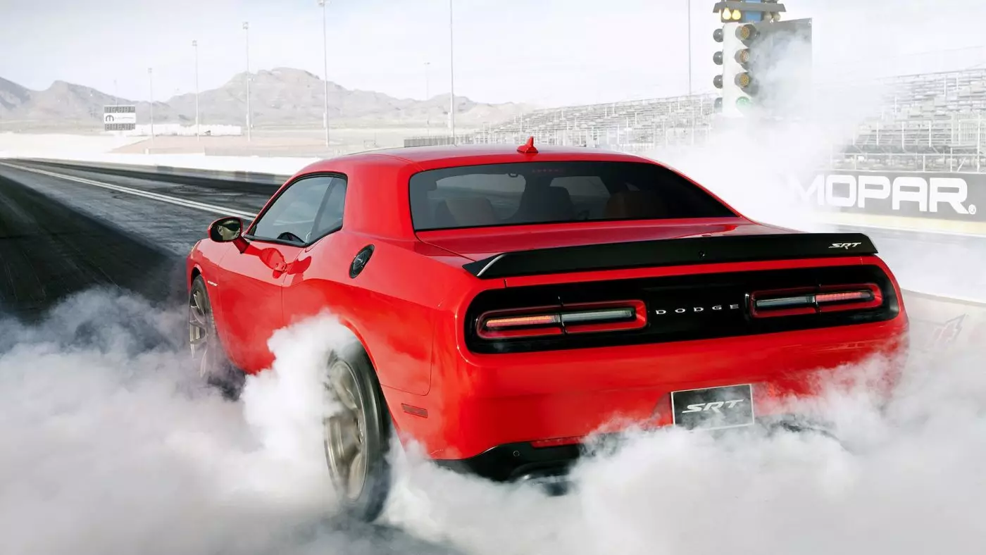 2016. gada Dodge Challenger SRT Hellcat - izdegšana