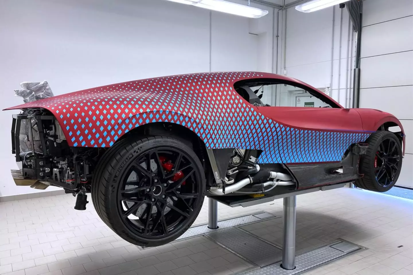 Bija nepieciešami 18 mēneši, lai nokrāsotu šo Bugatti Divo 