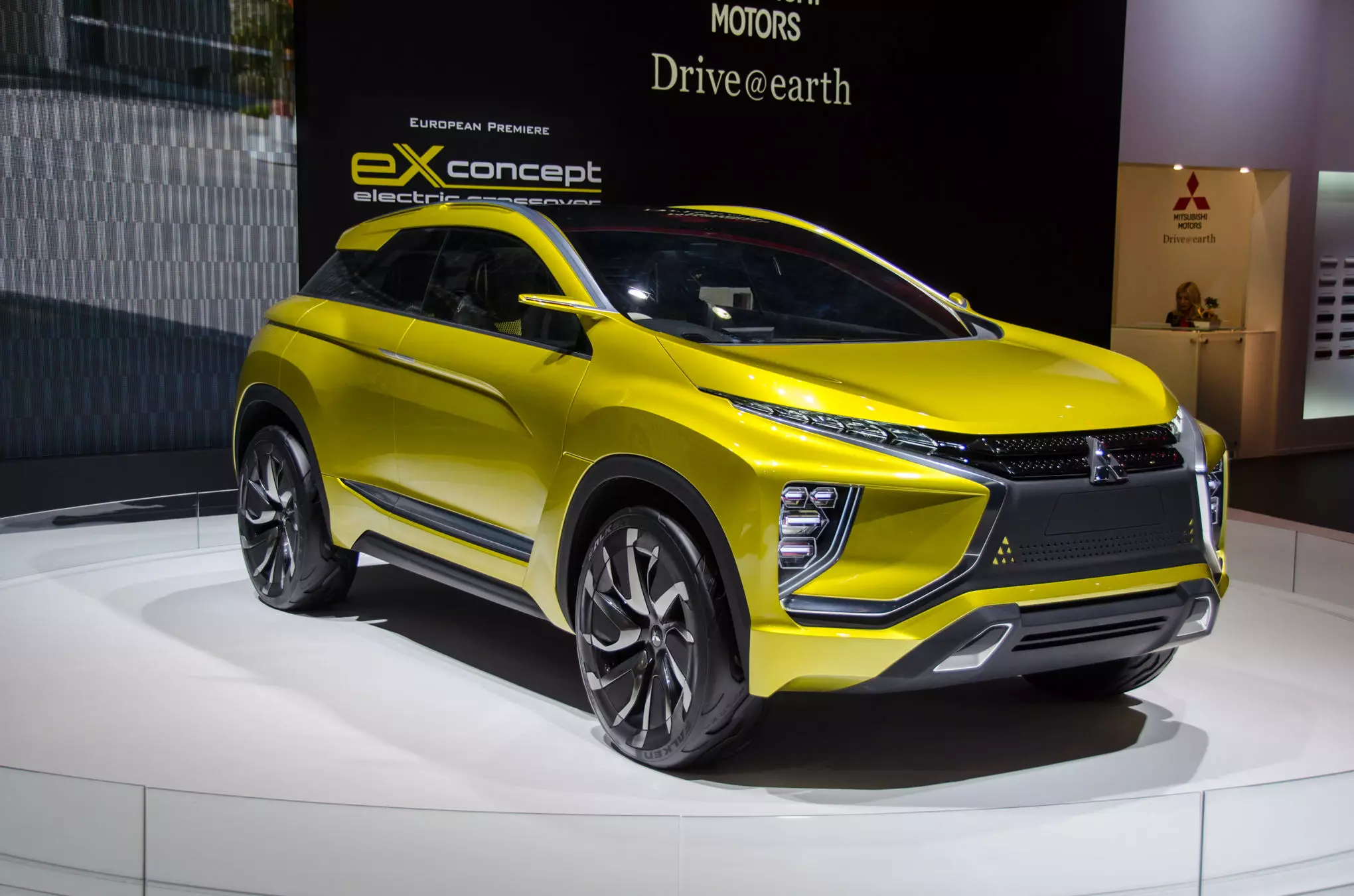 Mitsubishi-EX-Concept-ngarep-telu-perempat