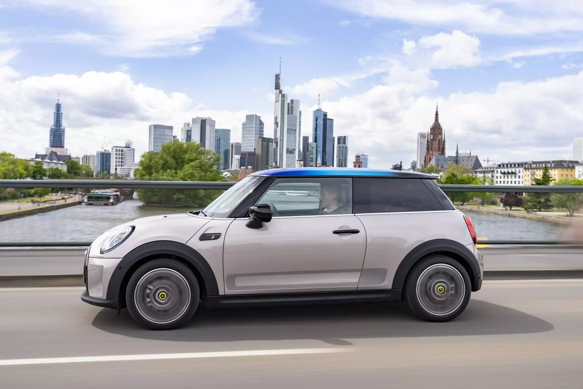 Gjeni dallimet. Ne kemi përdorur tashmë Mini Electric Cooper SE të rinovuar (2021) 12097_10