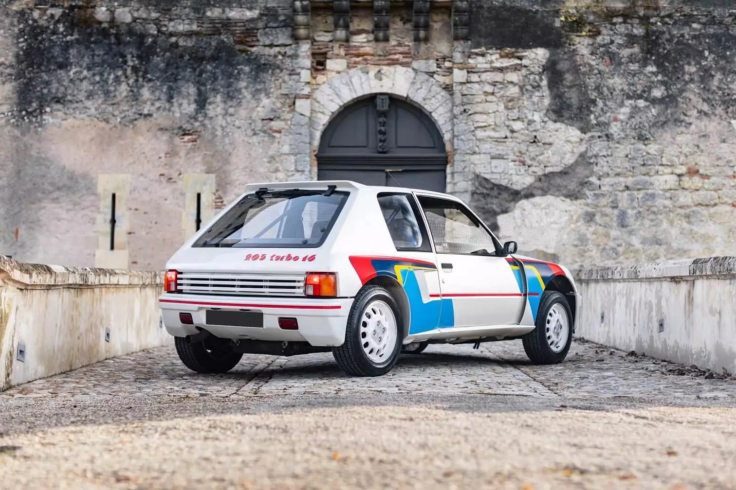 រថយន្ត Peugeot 205 T16