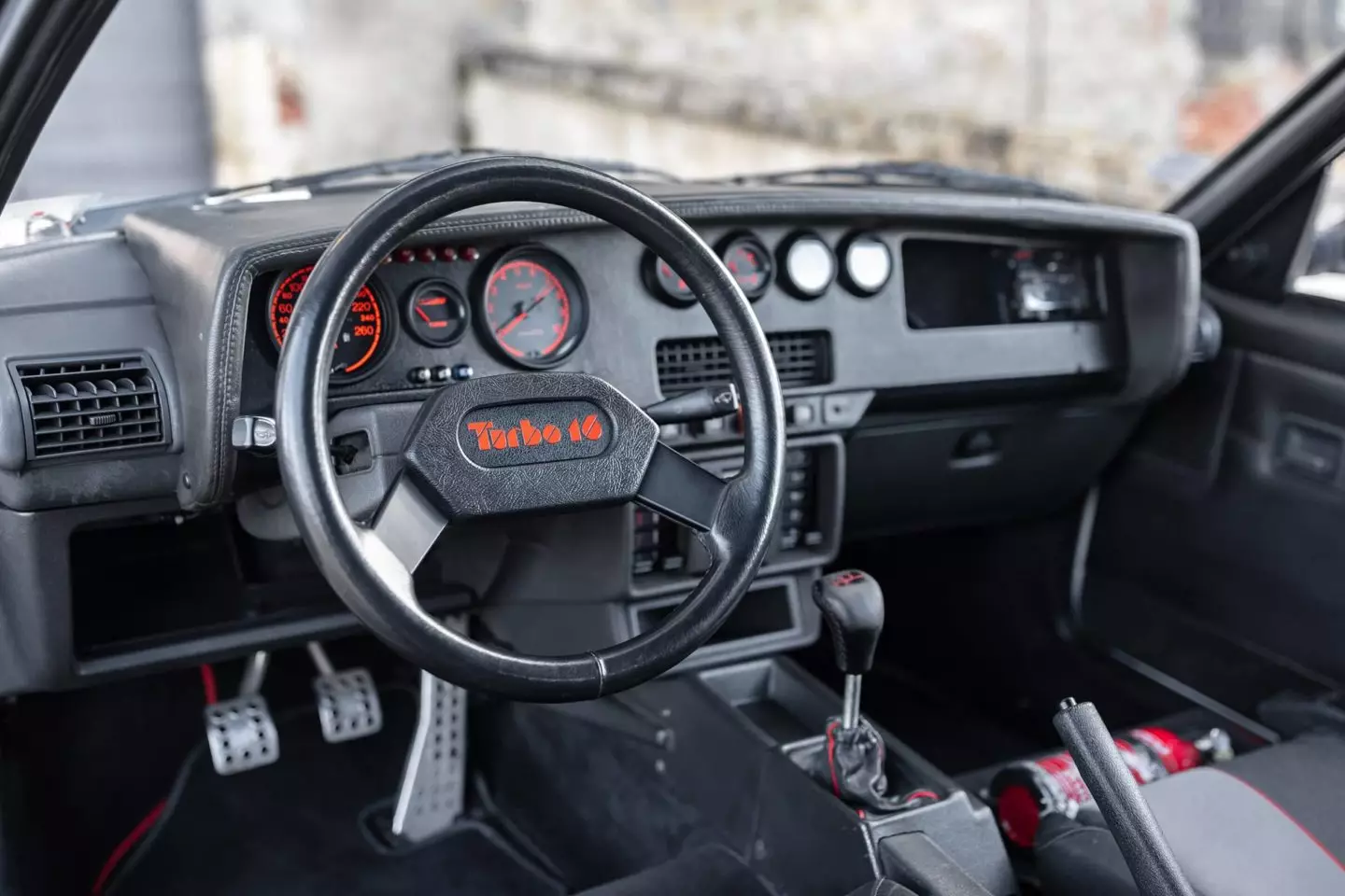 Interior 205 Turbo 16