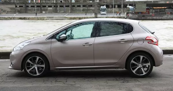 Ne shkuam të provonim Peugeot 208 të ri 12109_2