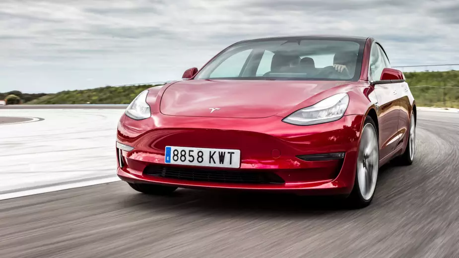 Tesla Model 3 oli Euroopan myydyin sähköauto vuoden 2021 kuuden ensimmäisen kuukauden aikana