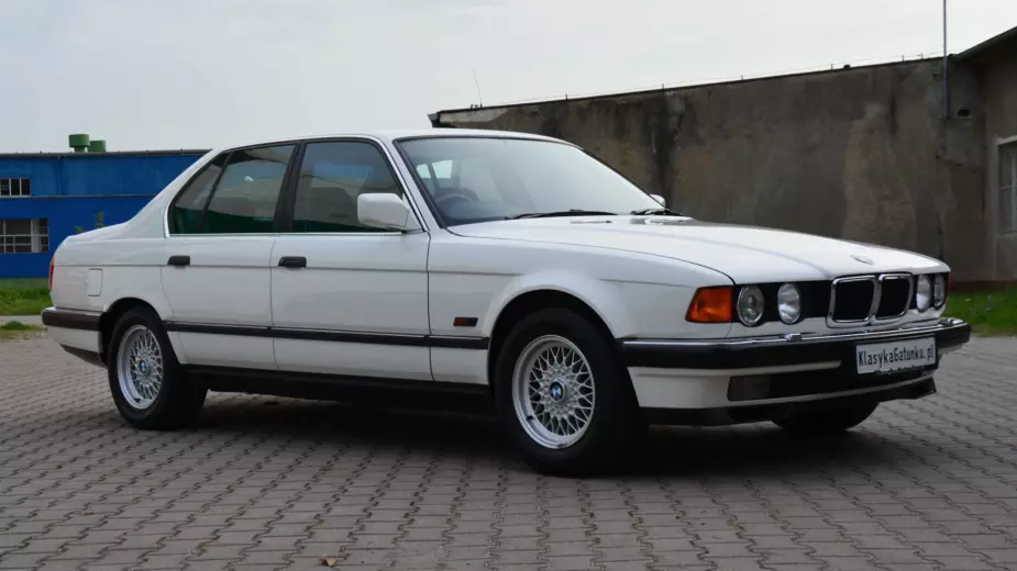Vain 775 km ajettu vuodesta 1992. Ostaisitko tämän BMW 740i E32:n?