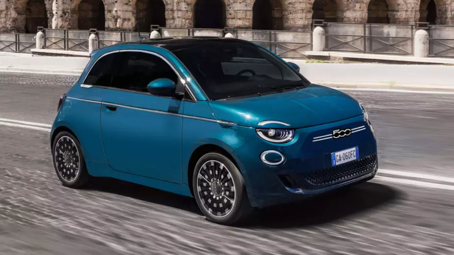 Xa conducimos o novo Fiat 500, agora 100% eléctrico. "dolce vita" ten un prezo