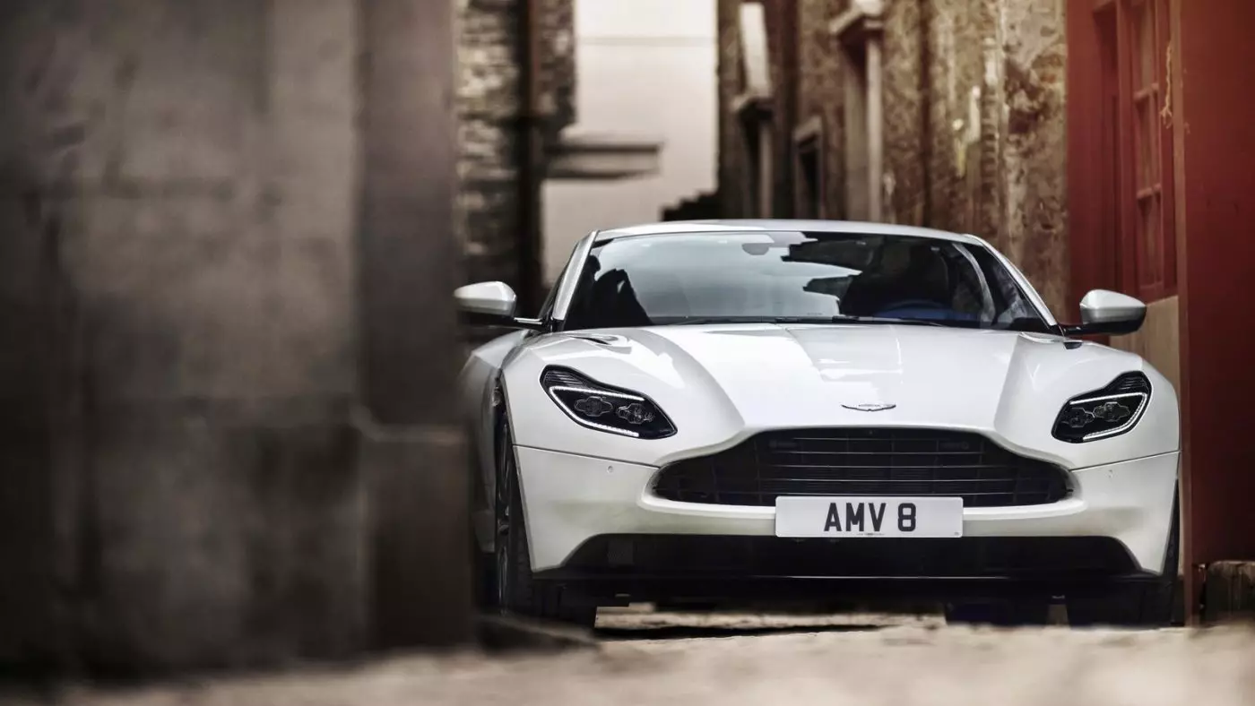 એસ્ટોન માર્ટિન DB11 V8