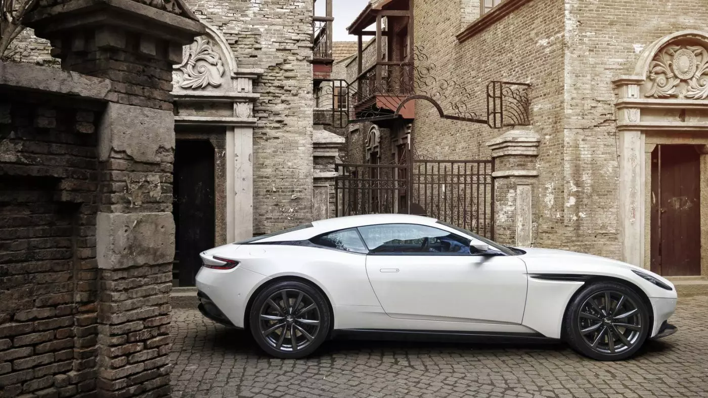 Te tas ir. Aston Martin DB11 tagad ar Mercedes-AMG V8 dzinēju 12471_3