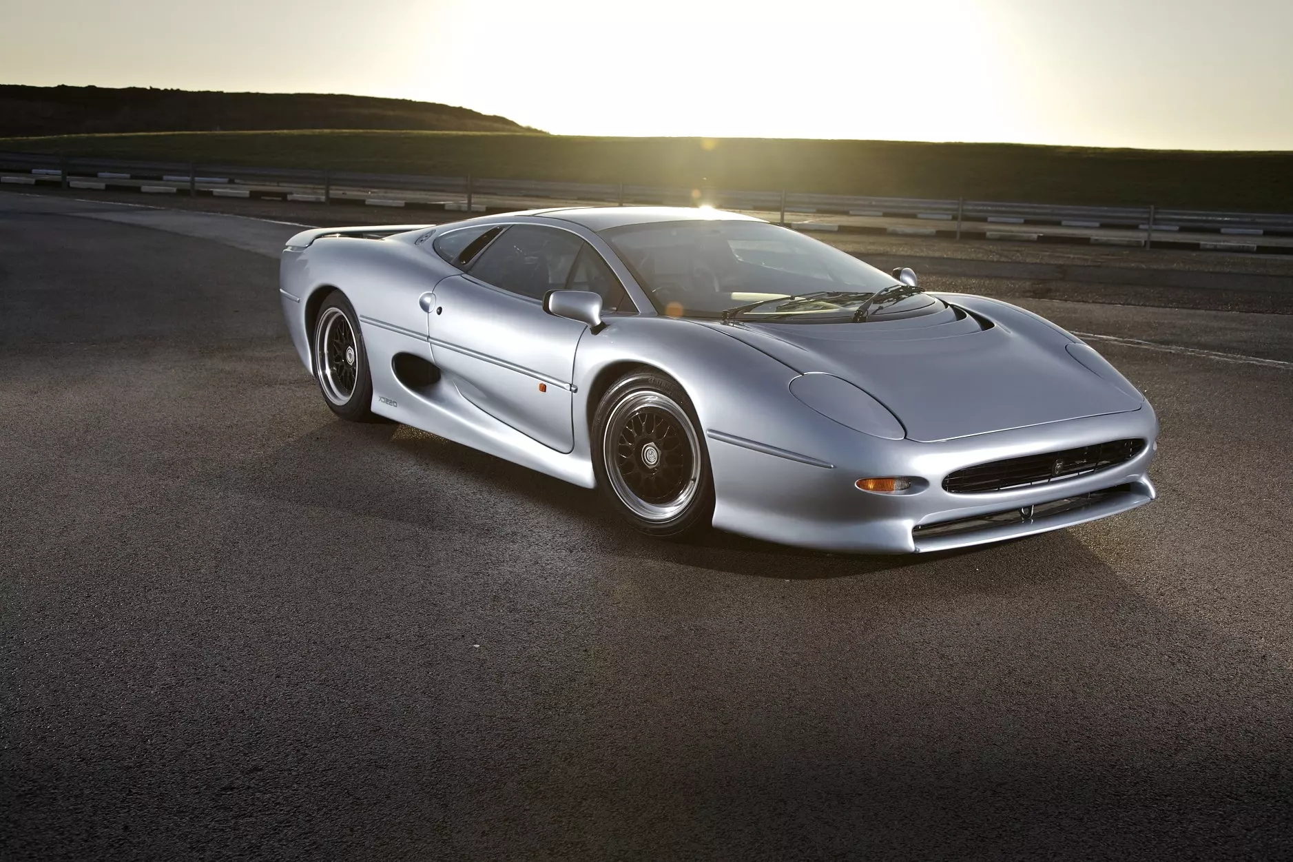 જગુઆર XJ220