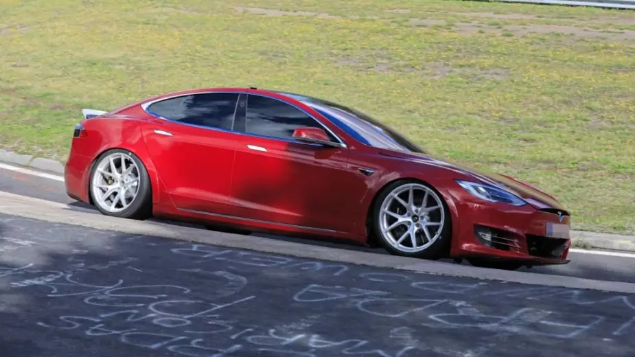 Tesla Model S "vernietigt" de tijd van de Porsche Taycan op de Nürburgring, naar verluidt