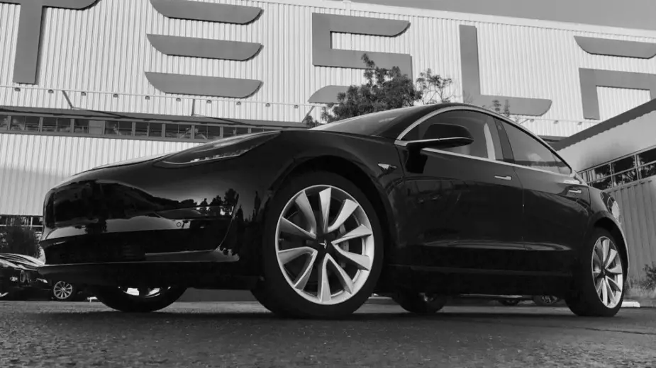 Model Tesla 3. Dib u dhac ayaa mar hore horseeday in la joojiyo 23% ee amarada