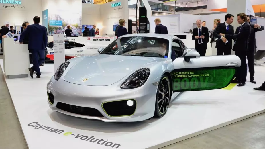 A Porsche gyártott egy elektromos Caymant, de nem lehet megvenni