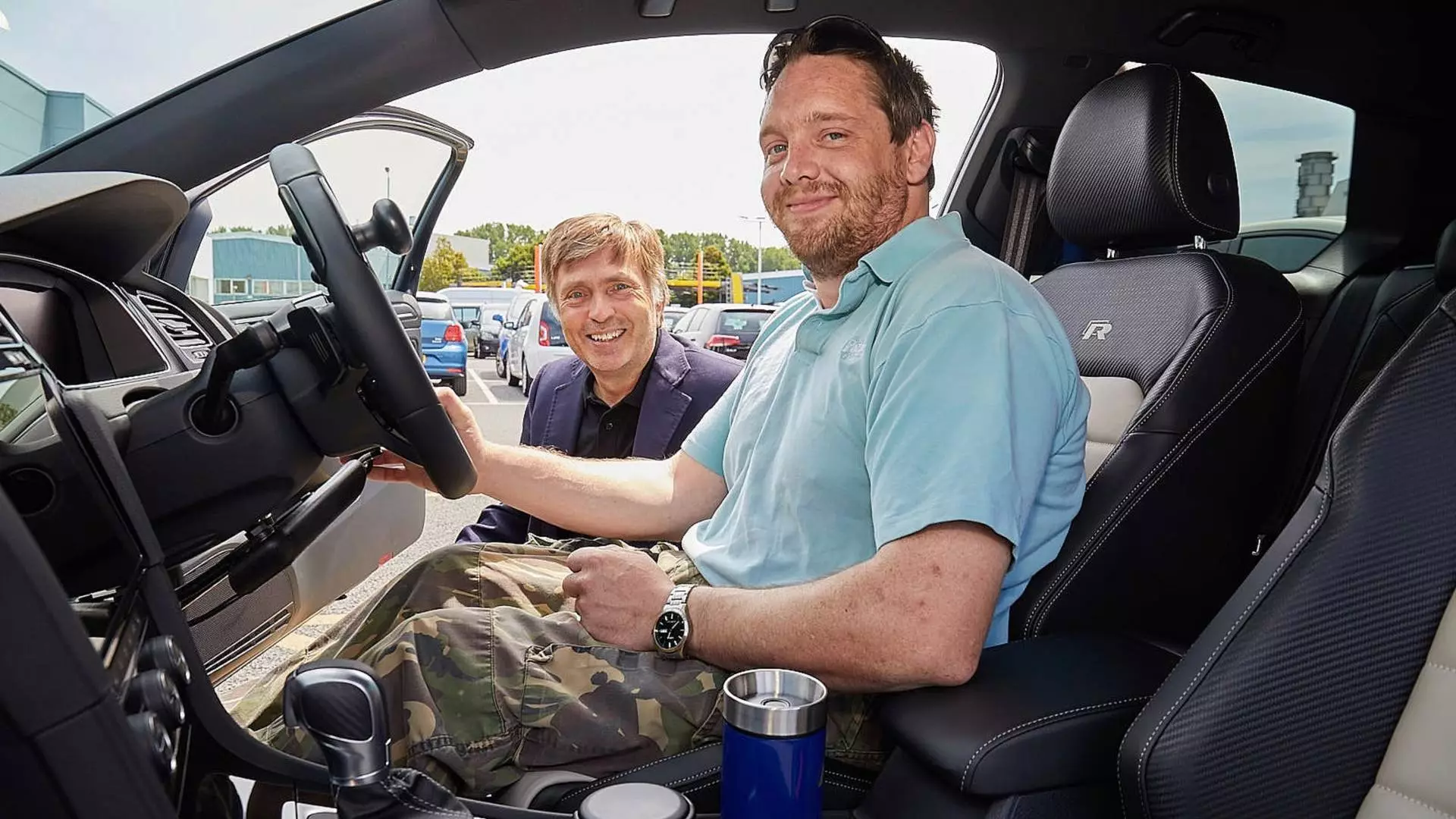 Keith Williamson im Volkswagen Golf R und Jost Capito, CEO von Volkswagen Golf R