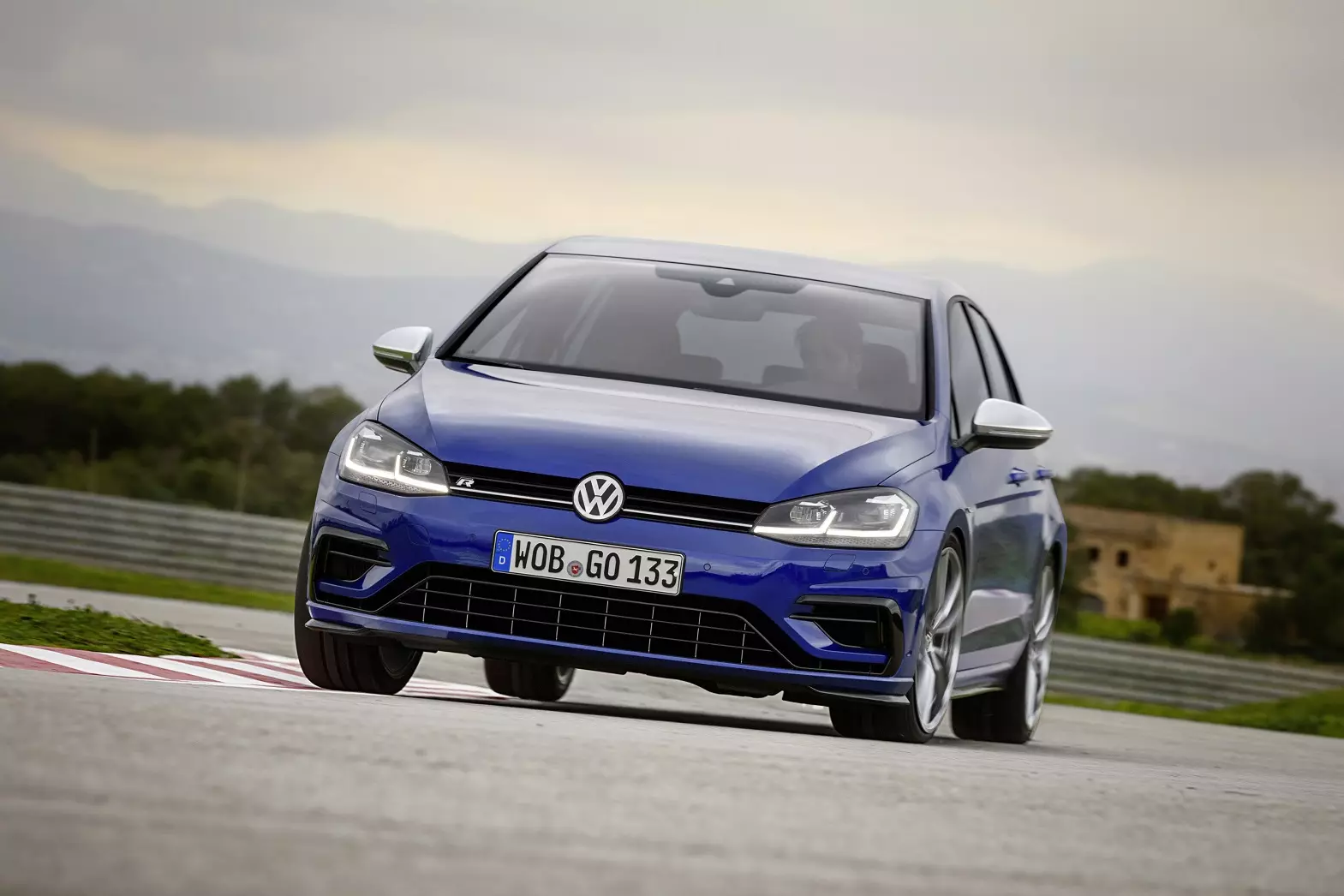 Volkswagen Golf R. Detaloj de la plej potenca produktada Golfo iam ajn 12926_1