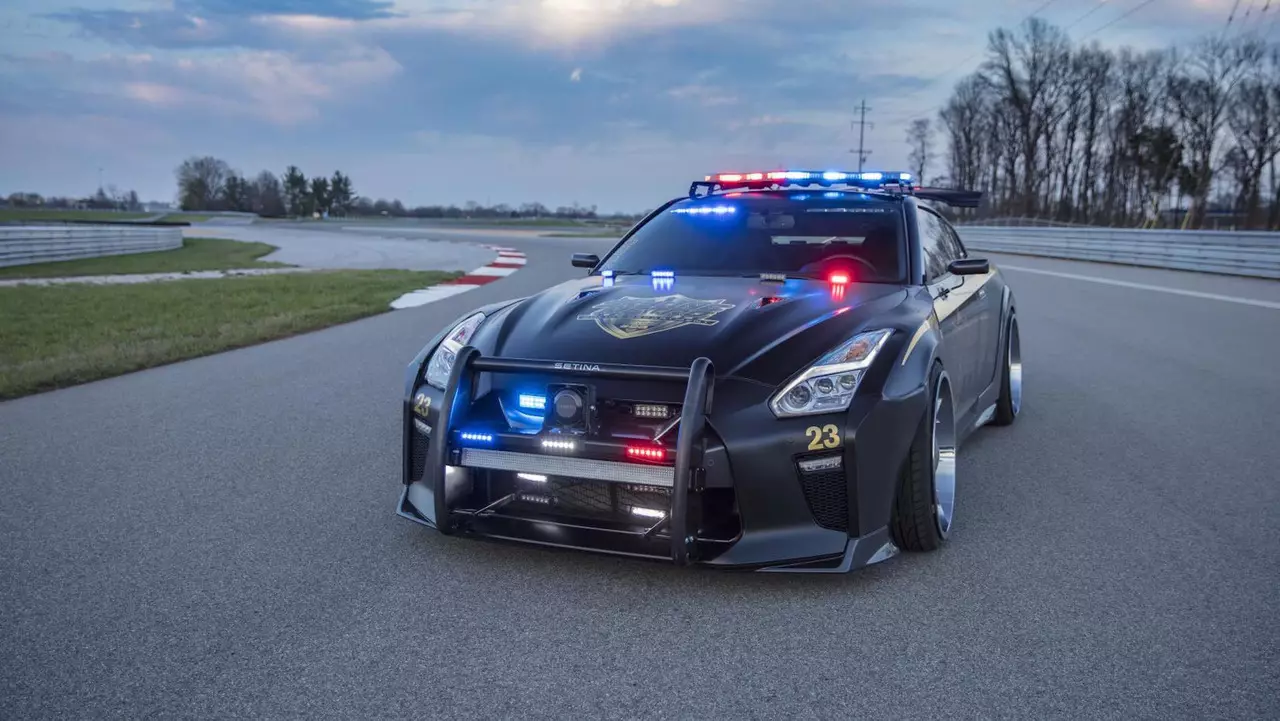 Nissan GT-R. De «Godzilla» in dienst van de autoriteiten 12984_1