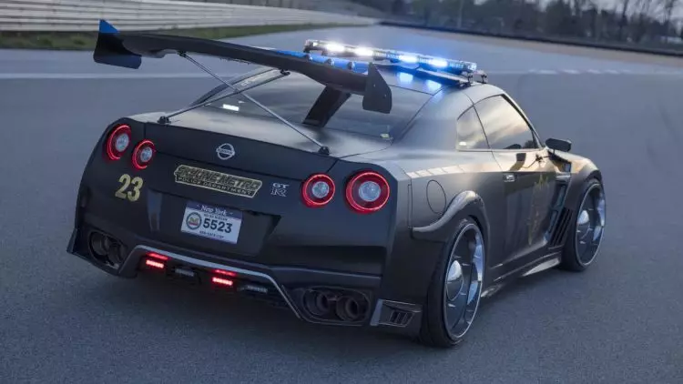 Nissan GT-R. Y «Godzilla» yng ngwasanaeth yr awdurdodau 12984_2