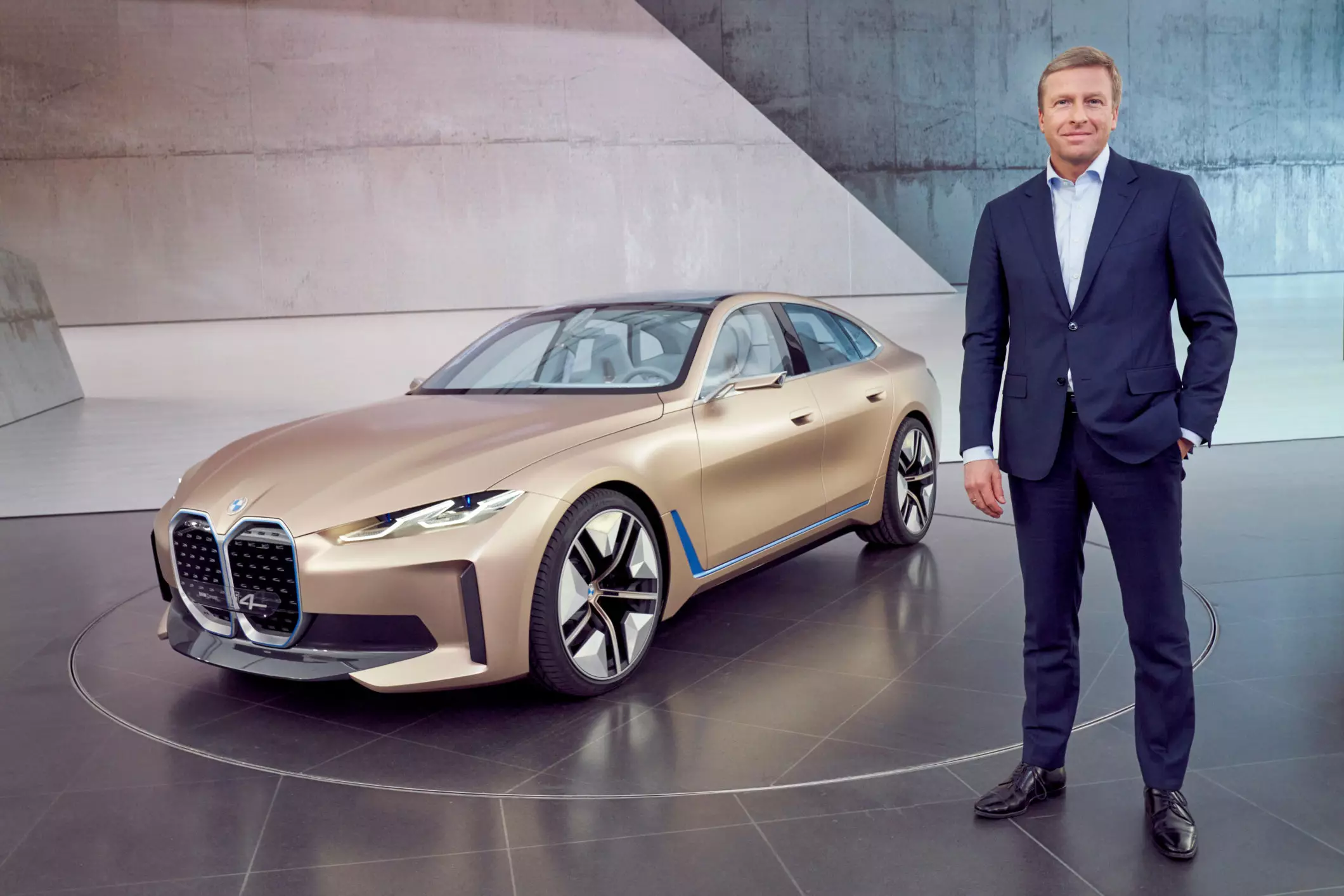 BMW Concept i4 mit Oliver Zipse, CEO der Marke