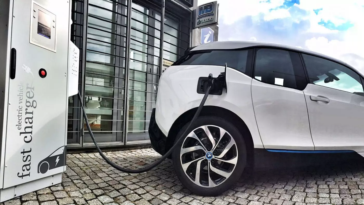 BMW i3 įkrovimas