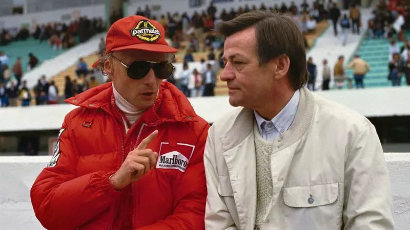 Nikki Lauda in conversation with Hans Mezger.