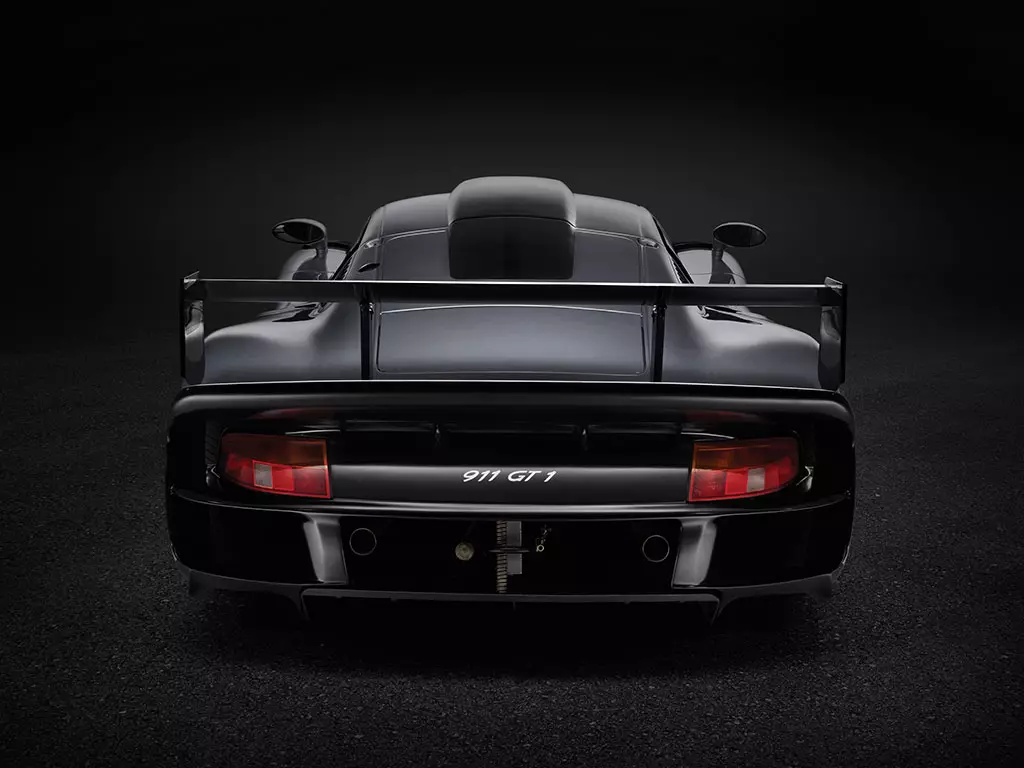 Satu-satunya Porsche 911 GT1 Evolution «road legal» akan dilelong 13767_2