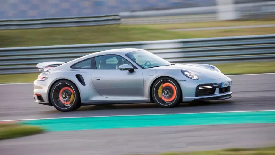 Porsche 911 Turbo S verras weer. 2,5 sekondes van 0-100 km/h