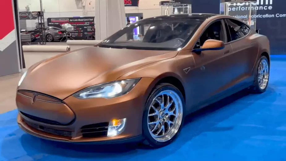 Nej, det är inte första april! Denna Tesla Model S har en V8