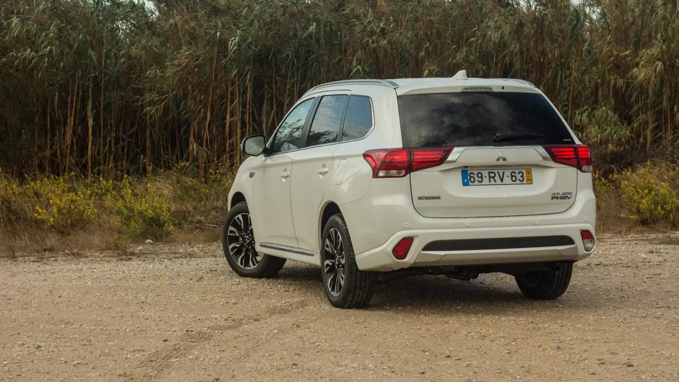 Mitsubishi Outlander PHEV: efektivitātes vārdā 14010_2