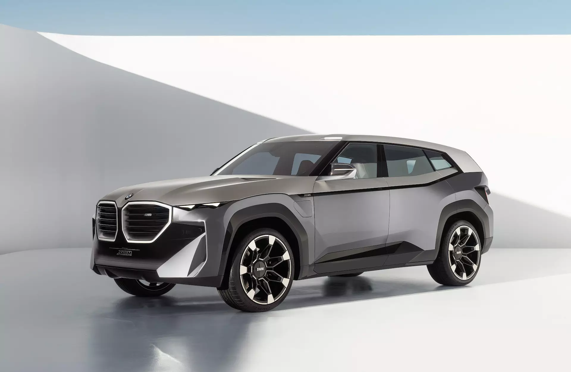 เตาย่างก็ใหญ่โต ทรงพลังด้วย เกี่ยวกับ BMW Concept XM