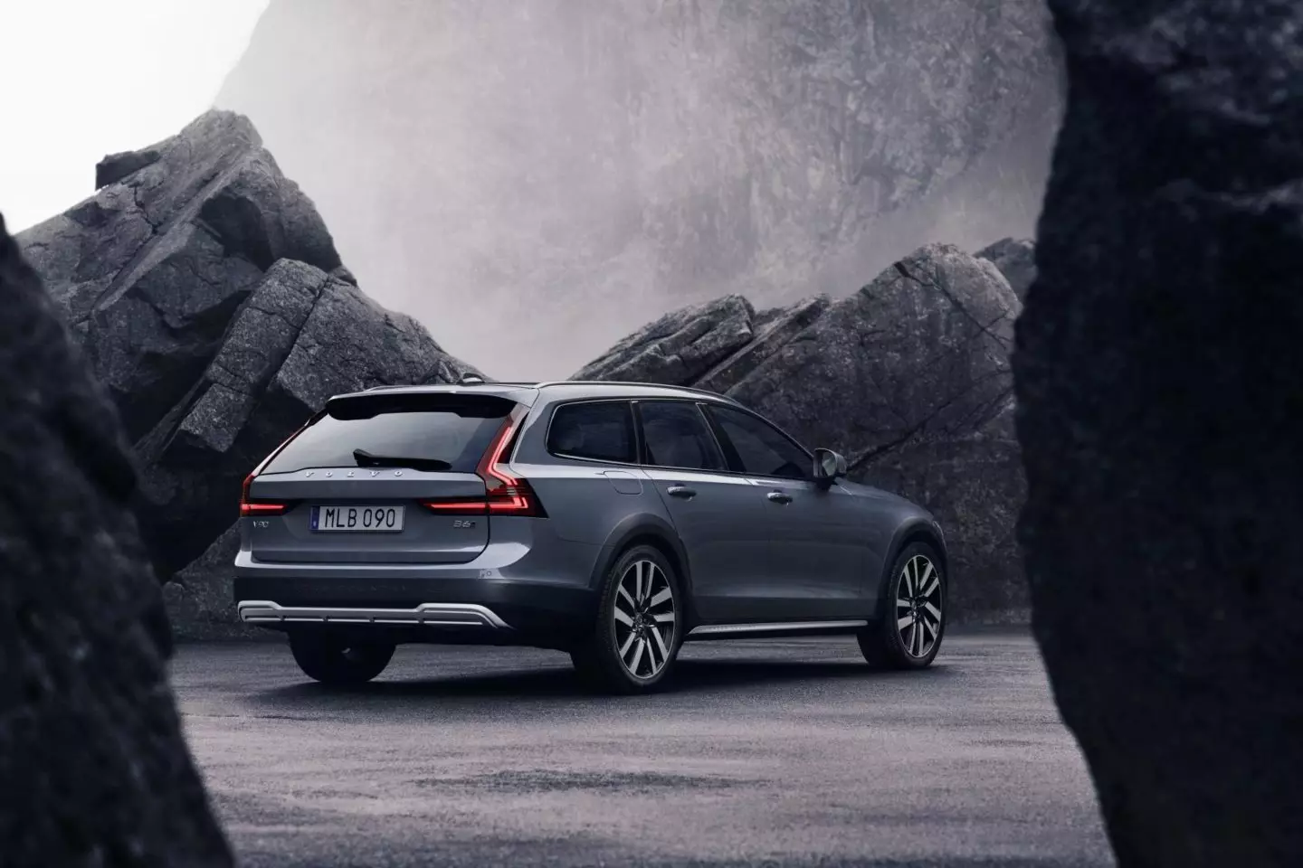 Volvo V90 کراس کنٹری 2020